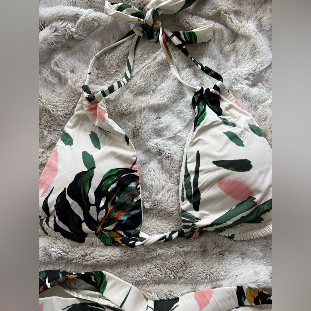 NWT BCBG White Floral Tie Back Bikini with Gold Belt. Top 6 / Bottom 8